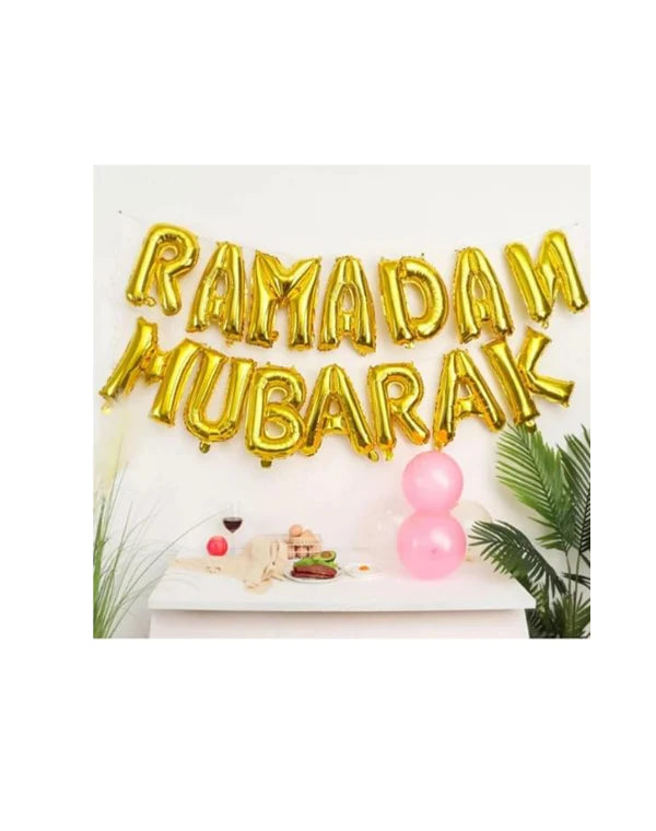 Goldener Folienballon mit der Aufschrift „Ramadan Mubarak“