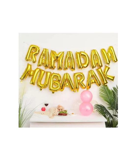 Goldener Folienballon mit der Aufschrift „Ramadan Mubarak“