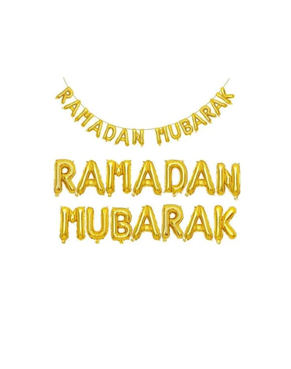 Goldener Folienballon mit der Aufschrift „Ramadan Mubarak“